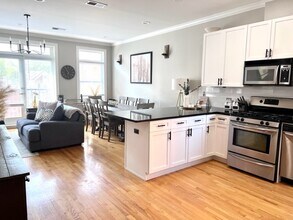 1410 W Belmont Ave, Unit 2 in Chicago, IL - Building Photo - Building Photo