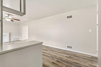 1736 N Kentwood Ave in Springfield, MO - Foto de edificio - Building Photo