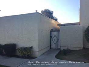930 Olive Dr-Unit -Unit 19 in Bakersfield, CA - Building Photo - Building Photo
