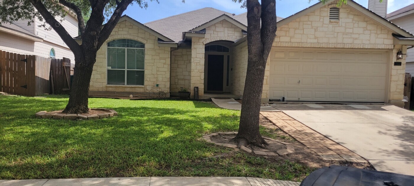 7822 Bur Oak Way in San Antonio, TX - Building Photo