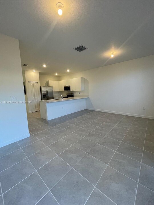 12225 NW 24th Pl in Miami, FL - Building Photo