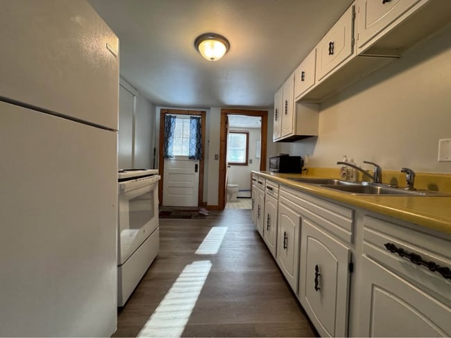 202 Cambell Shore Rd in Gray, ME - Foto de edificio - Building Photo