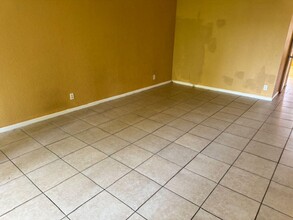 1161 Golden Lakes Blvd in Royal Palm Beach, FL - Foto de edificio - Building Photo