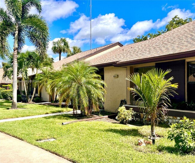 8261 Boca Glades Blvd E in Boca Raton, FL - Foto de edificio - Building Photo
