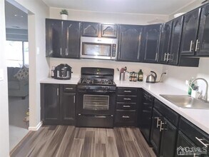 36 Upperbrook Ct in Sayreville, NJ - Building Photo - Building Photo