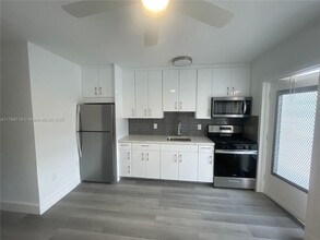 441 Collins Ave in Miami Beach, FL - Building Photo - Building Photo