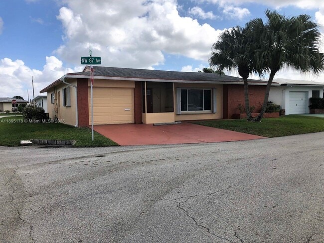 5724 NW 87th Ave in Tamarac, FL - Building Photo - Building Photo