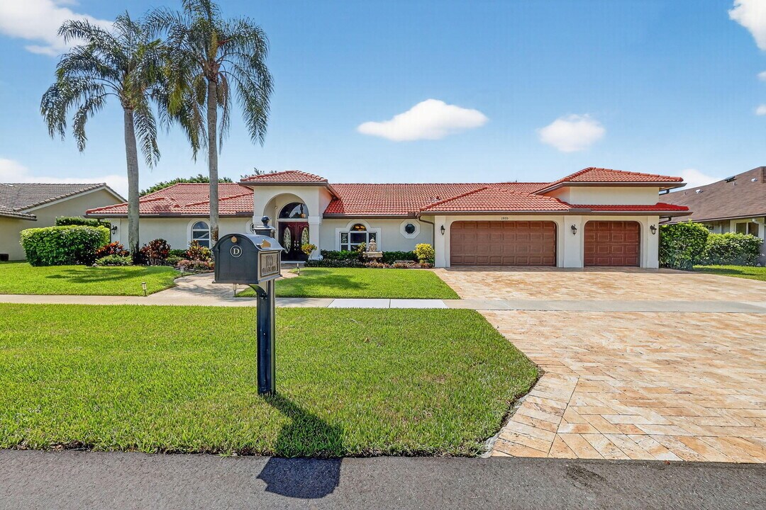 1880 Grantham Ct in Wellington, FL - Building Photo