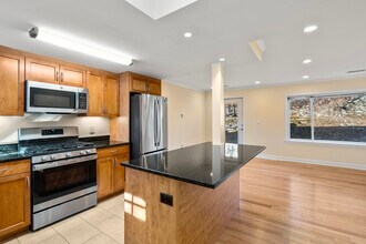 52 Independence Dr in Chestnut Hill, MA - Building Photo - Building Photo