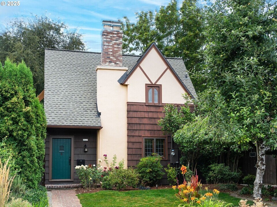 3827 SE Kelly St in Portland, OR - Building Photo