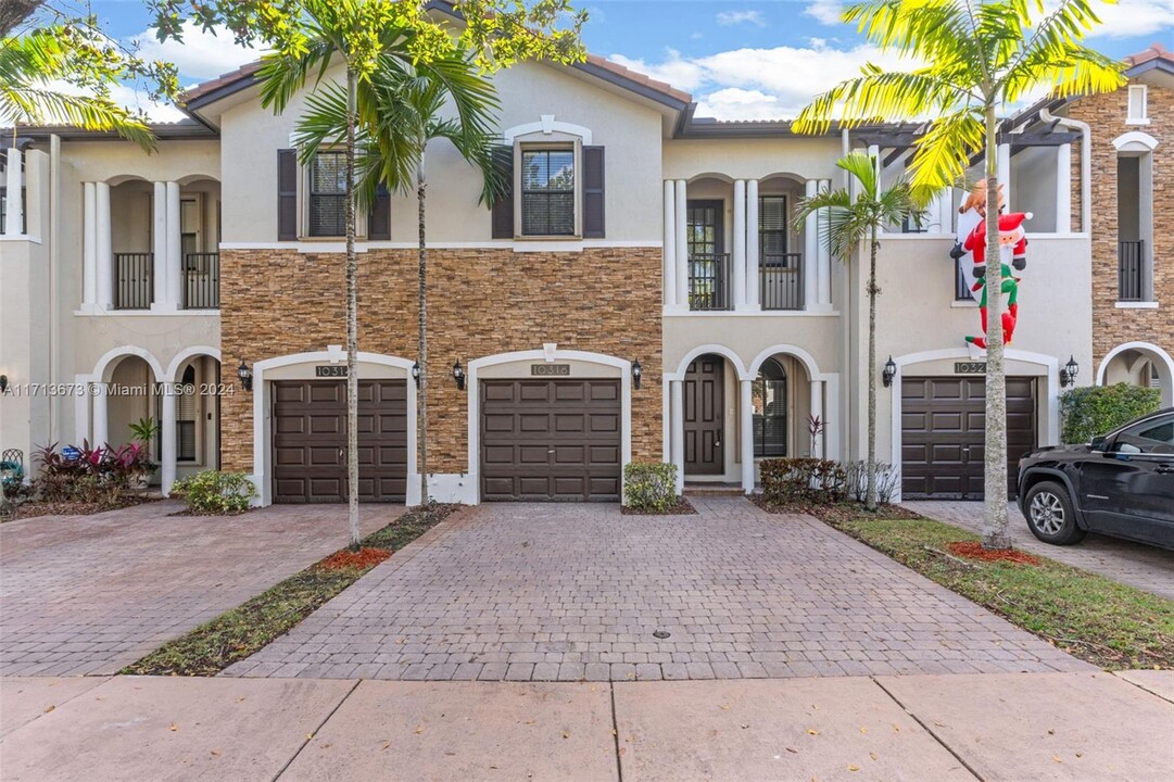 10318 NW 30th Terrace in Doral, FL - Building Photo