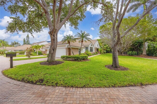 571 Park Shore Dr in Naples, FL - Building Photo - Building Photo