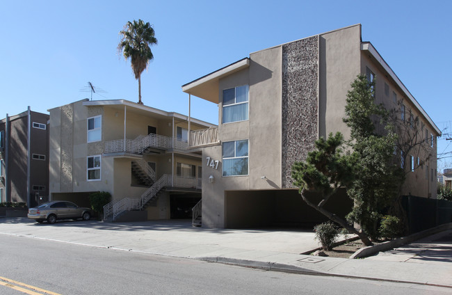 747 S Curson Ave in Los Angeles, CA - Building Photo - Building Photo