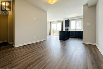 8 Saxony St in Kitchener, ON - Building Photo - Building Photo