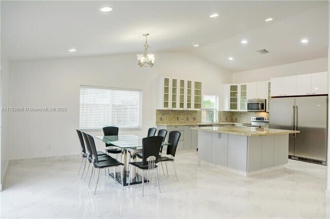210 NE 2nd Ct in Dania Beach, FL - Building Photo - Building Photo
