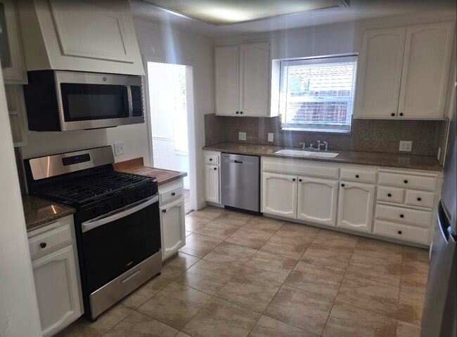 property at 619 W 15th St