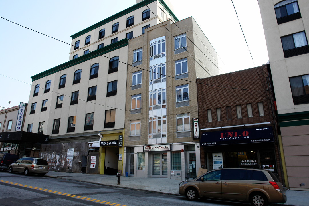 3521 Farrington St in Flushing, NY - Building Photo