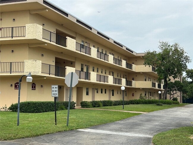201 Berkley Rd in Hollywood, FL - Building Photo - Building Photo
