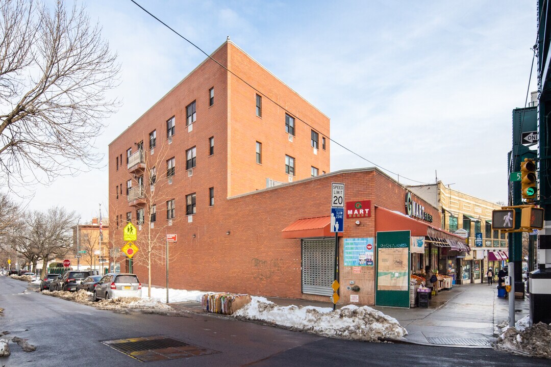 5704 Woodside Ave in Woodside, NY - Building Photo