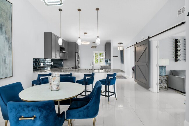 825 New Waterford Dr in Naples, FL - Foto de edificio - Building Photo