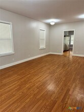 613 N Cherry St in Seguin, TX - Building Photo - Building Photo