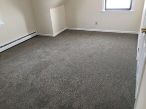 1374 Bucksport Rd, Unit 1 in Ellsworth, ME - Foto de edificio - Building Photo