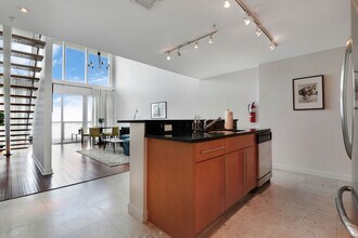 7939 East Dr in North Bay Village, FL - Foto de edificio - Building Photo