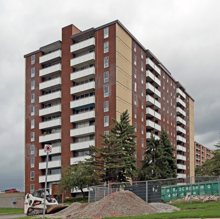 790 Wonderland Rd S in London, ON - Building Photo