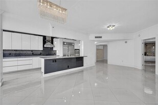9559 Collins Ave in Surfside, FL - Building Photo