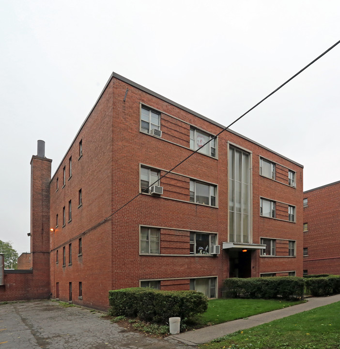 Claremount Court in Hamilton, ON - Building Photo