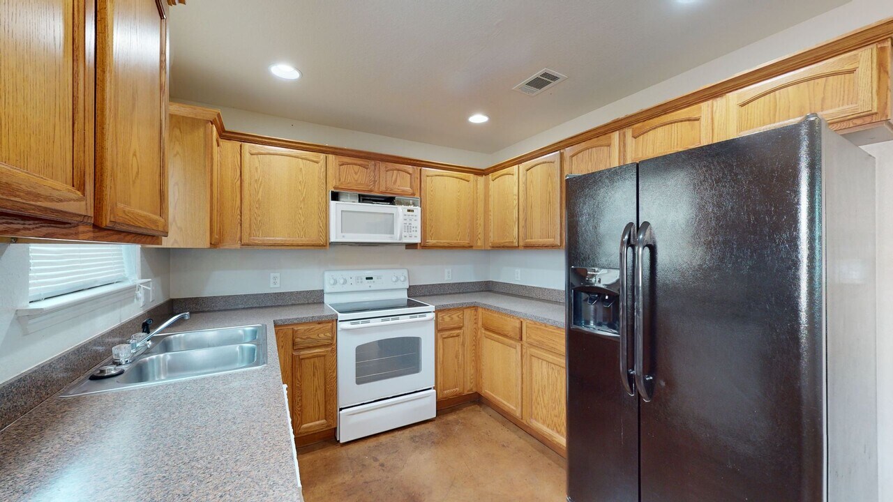 300 N 10th St in Nolanville, TX - Building Photo