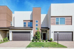 9653 McPherson Rd, Unit 205 in Laredo, TX - Building Photo