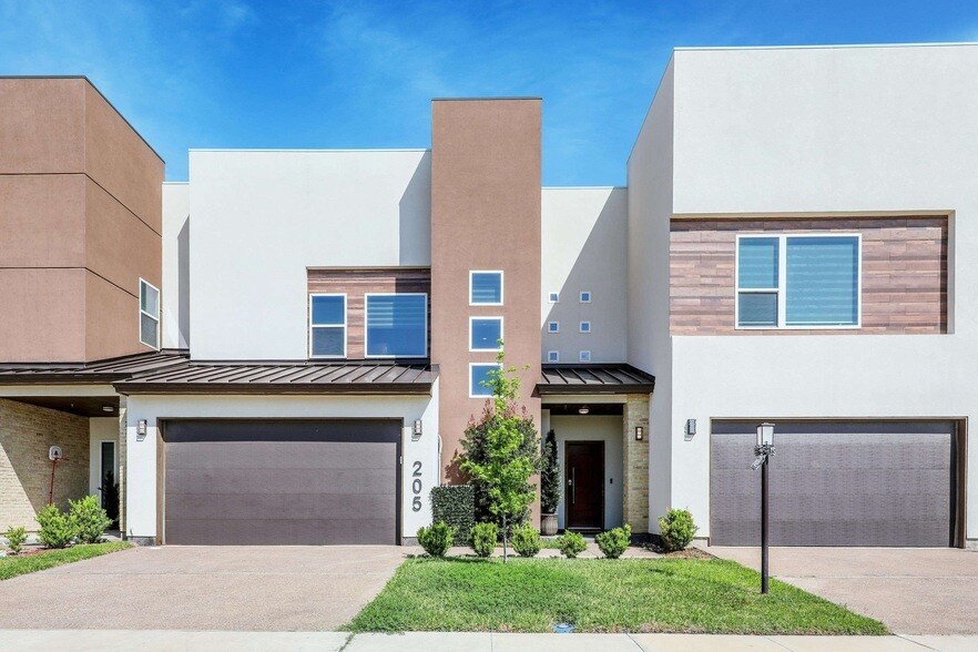 9653 McPherson Rd, Unit 205 in Laredo, TX - Building Photo