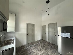 8 Miller Ave in Mission, TX - Foto de edificio - Building Photo