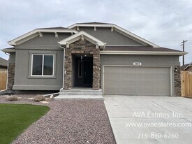 2403 Sunrise Ln in Pueblo, CO - Building Photo