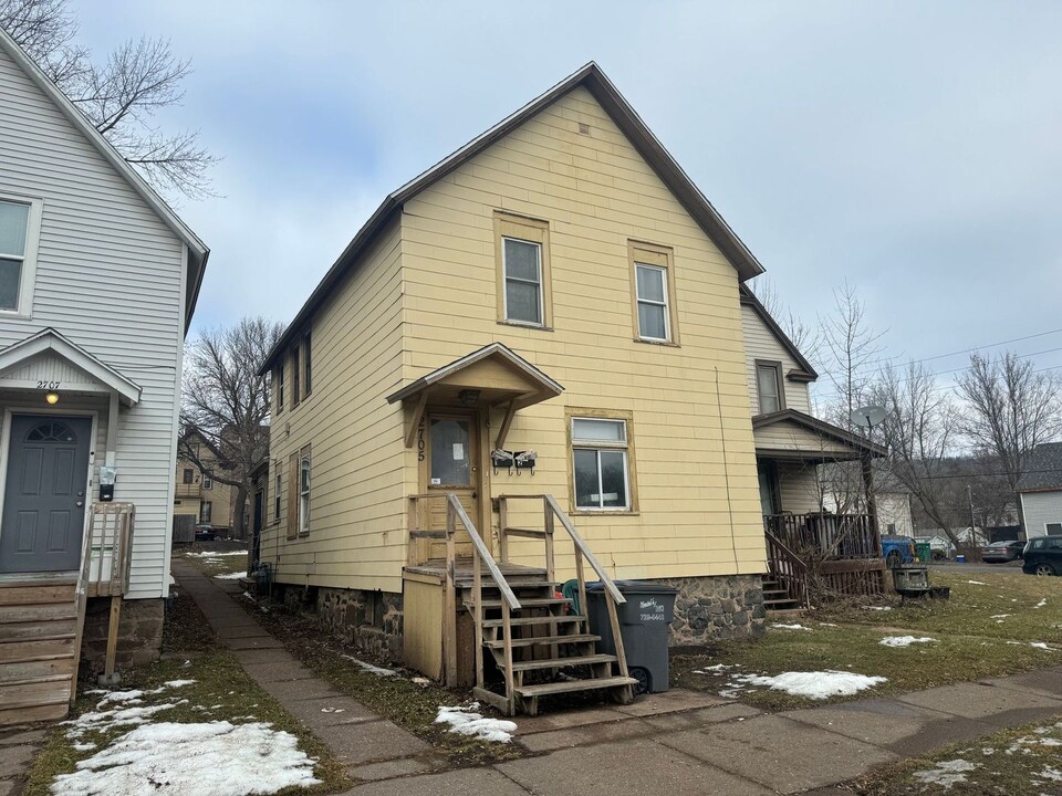 2705 W 2nd St in Duluth, MN - Building Photo