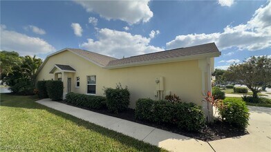 5653 Greenwood Cir in Naples, FL - Building Photo - Building Photo