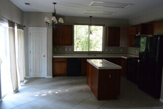 3612 N Vickie Ct in Visalia, CA - Building Photo - Building Photo