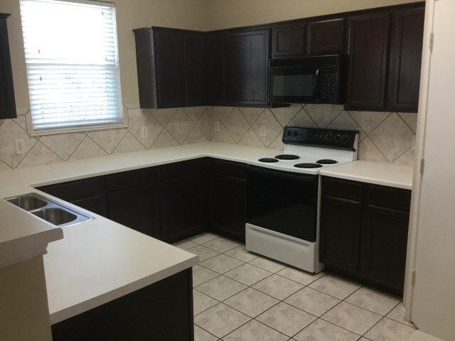 1112 Roundhouse Dr in Saginaw, TX - Building Photo - Building Photo