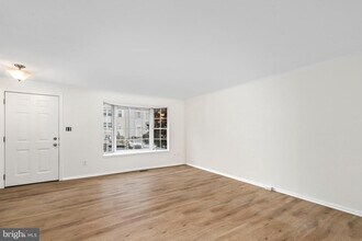13849 Laura Ratcliff Ct in Centreville, VA - Building Photo - Building Photo