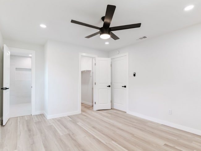 126 E Scotland Dr in Irving, TX - Building Photo - Building Photo