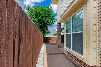 2221 Meadowstone Dr in Carrollton, TX - Building Photo - Building Photo