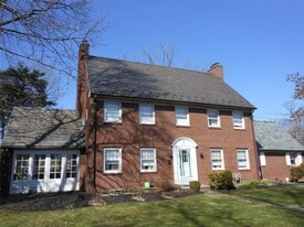 47 Monroe St in Huntington, NY - Building Photo