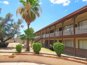 Twelve Palms Apartments in Phoenix, AZ - Foto de edificio - Building Photo