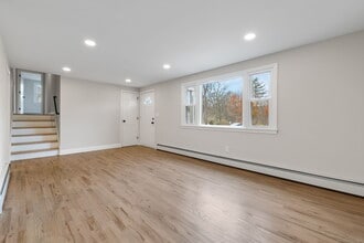 410 S Stone St in Suffield, CT - Building Photo - Building Photo