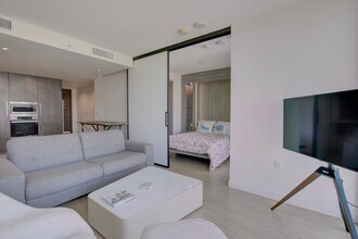 87 Nelson St. in Vancouver, BC - Building Photo - Building Photo