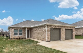 2407 N Hickory St in Sherman, TX - Building Photo