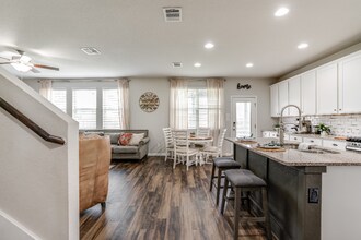 8527 Straight Oaks in San Antonio, TX - Building Photo - Building Photo
