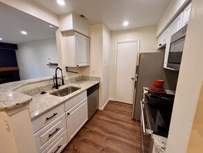 6911 Victoria Dr, Unit E in Alexandria, VA - Building Photo - Building Photo