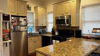 137 W Market St in Long Beach, NY - Building Photo